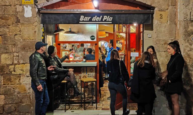 Die Bar del Pla ist eine typische Xampanyeria in Barcelona